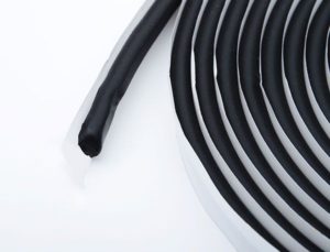 040712-lenta-uplotnitel-chernaya-arr-8mm-x-6m-2426-jpg